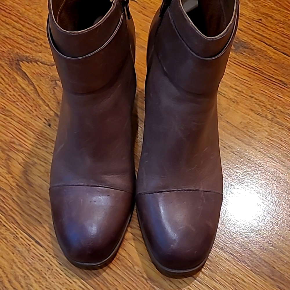 Korks leather brown leather.